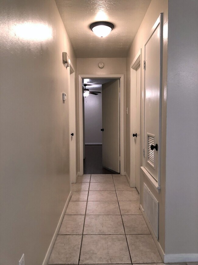 Building Photo - 615SB