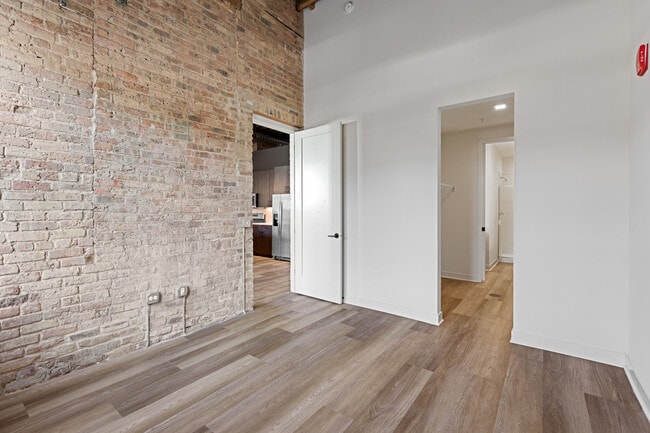 Building Photo - 818 N Wolcott Ave