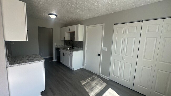 Building Photo - 104 Walnut Crest Dr