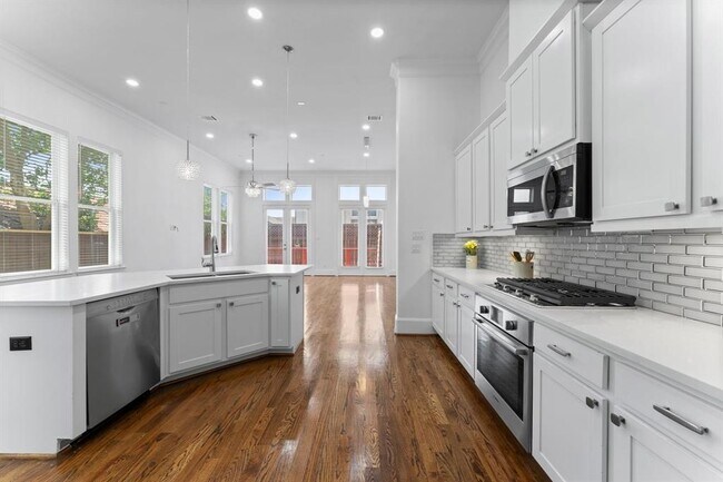 Building Photo - 1038 E 29th St