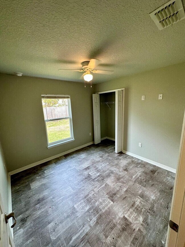 Building Photo - 2027/2029 Guava Drive