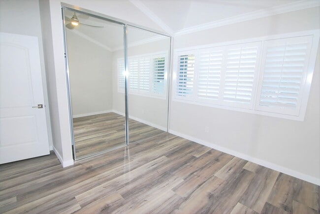 Building Photo - Stunning Fully Remodeled Condo in Costa Mesa