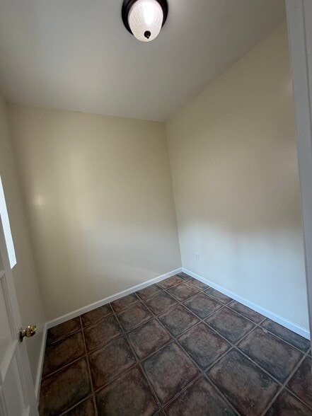 Building Photo - 326 Bloomfield Ave