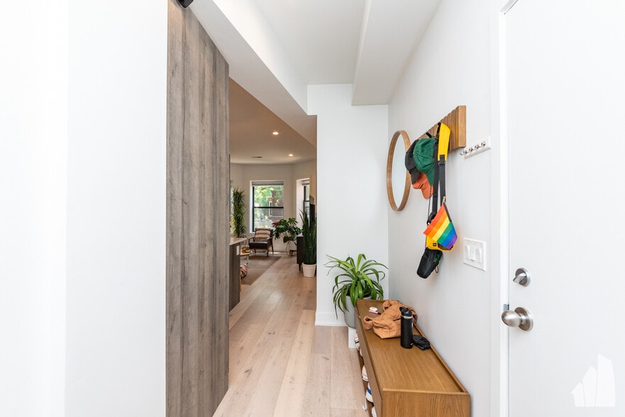 Building Photo - 1336 W Bryn Mawr Ave