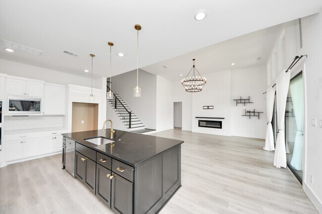 Building Photo - 10235 Forest Lake Dr