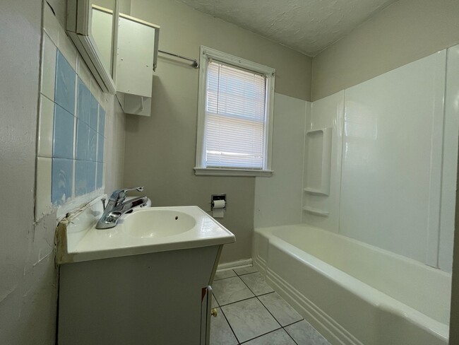 Building Photo - 4 bedroom Home Near Campus! Preleasing for...