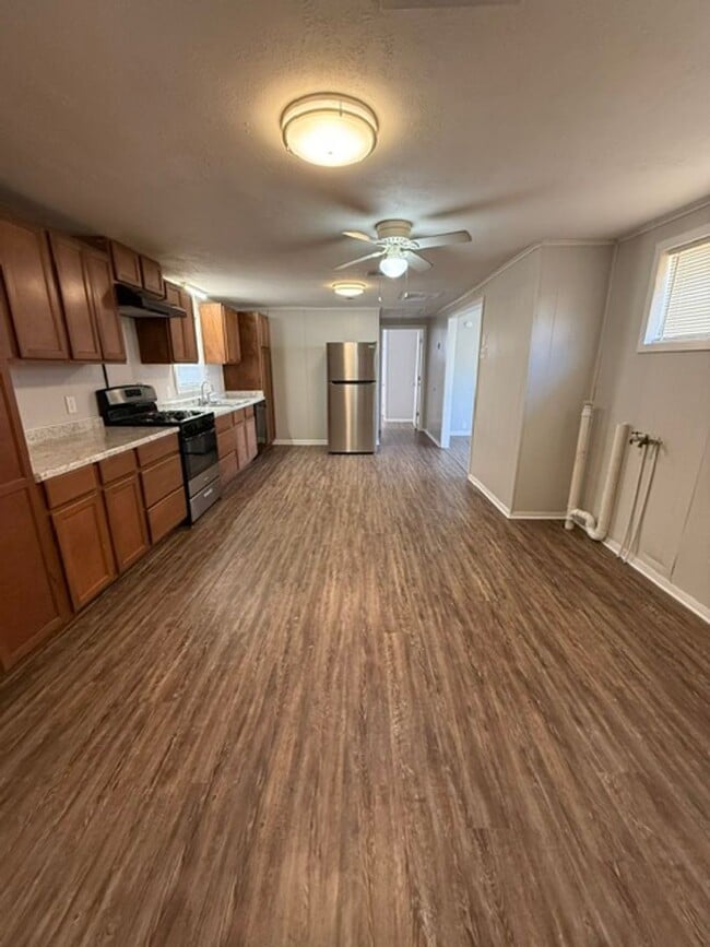 Building Photo - Simple & Comfortable 3 Bedroom Home in Iowa, LA with Large Yard!