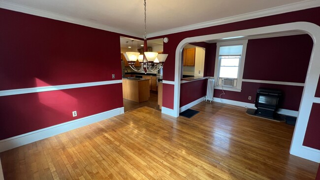 Building Photo - Lovely 3 Bedroom New Englander in Wonderfu...