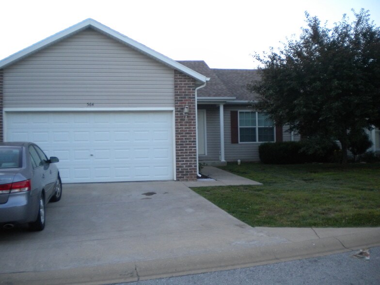Building Photo - 564 Van Buren Rd