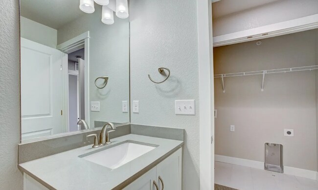 Building Photo - Modern 2 bed, 2.5 bath Townhome in Wellington, CO- Available July 10th!