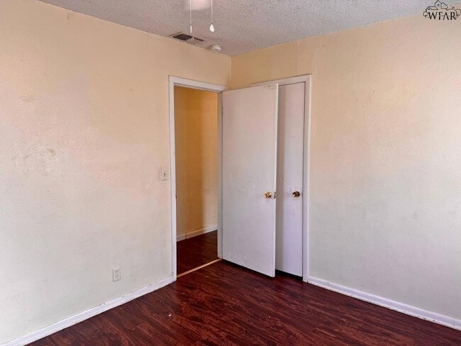 Building Photo - 1612 Phoenix Dr