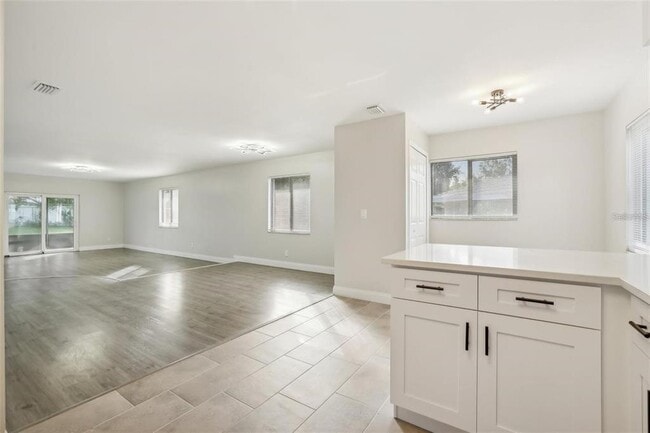 Building Photo - 1052 Manchester Cir
