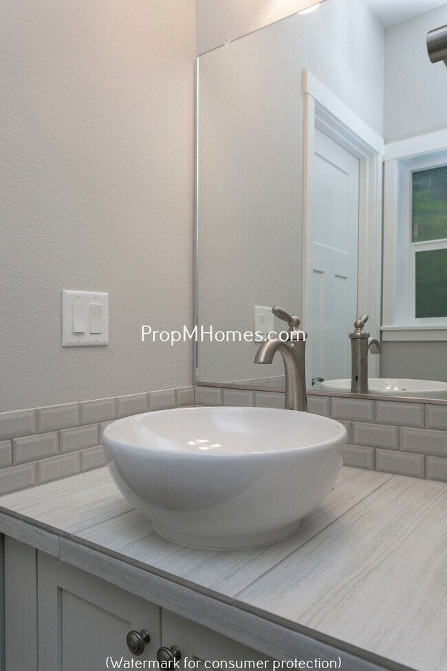 Building Photo - Beautiful Three Bedroom Row Home In Highly Desired Villebois Community!