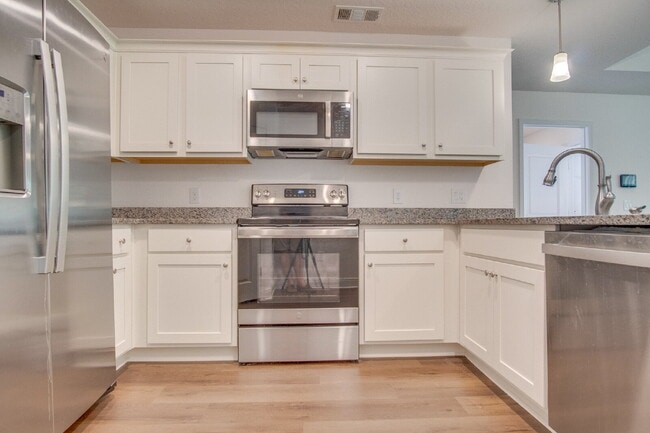 Building Photo - Modern 3/2 Home with Garage, Fenced Yard, ...