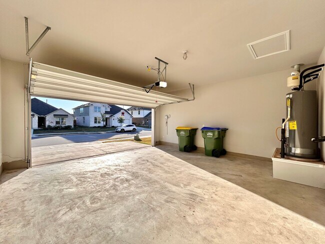 Building Photo - Stunning 4-Bed + Office Home in Lagos Community!