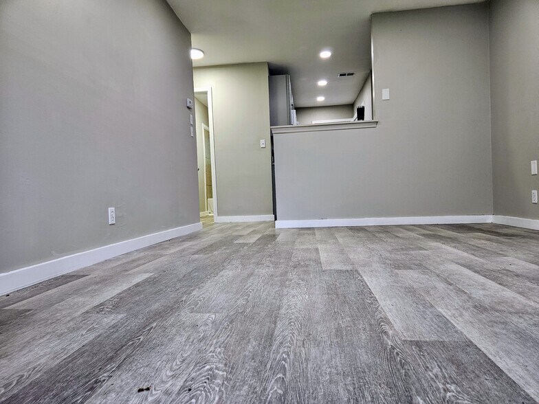 Building Photo - 359 Glenwood Dr