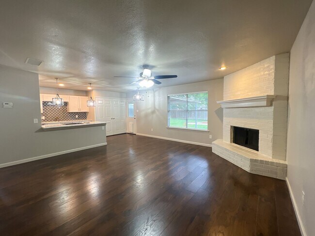 Building Photo - Great 3 Bedroom Home Move In Ready