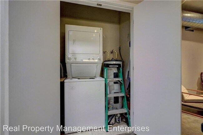 Building Photo - 1 br, 1 bath House - 1 NE 2nd St #304