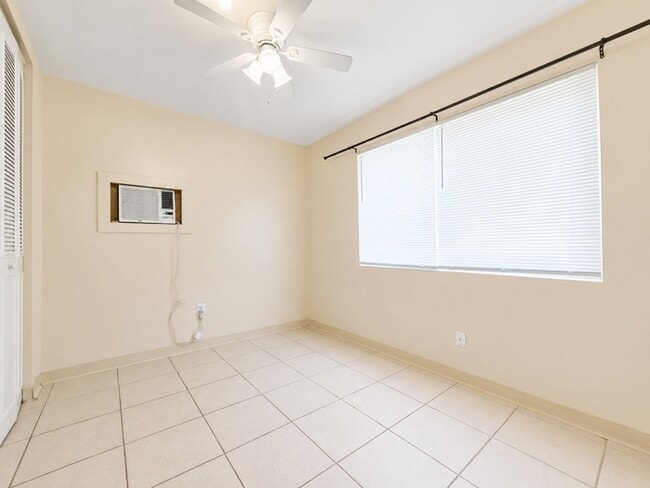 Building Photo - Convenient Downtown Living in a Bright and Comfortable 1-Bedroom Studi
