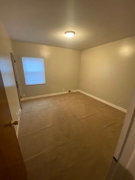 2nd nice size bedroom on main level - 246 S Prospect St