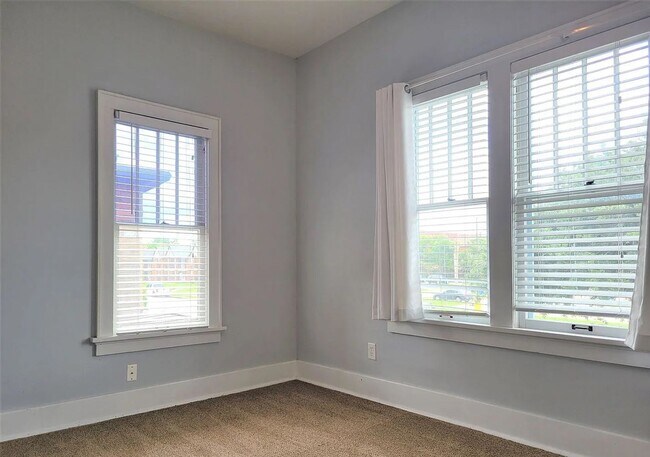 Building Photo - Stunning 4-Bed, 3-Bath Gem 1 Minute from Midtown!