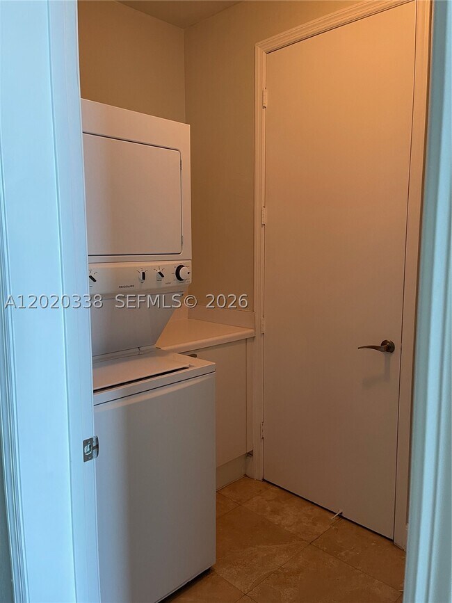 Building Photo - 14951 Royal Oaks Ln