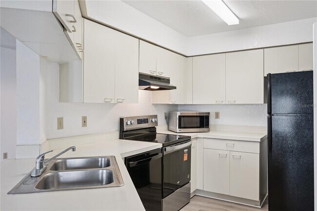 Building Photo - 2550 N Alafaya Trail
