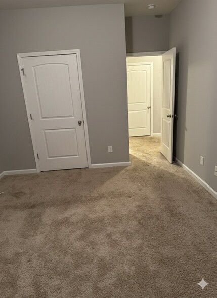 Building Photo - 1154 Paramount Dr