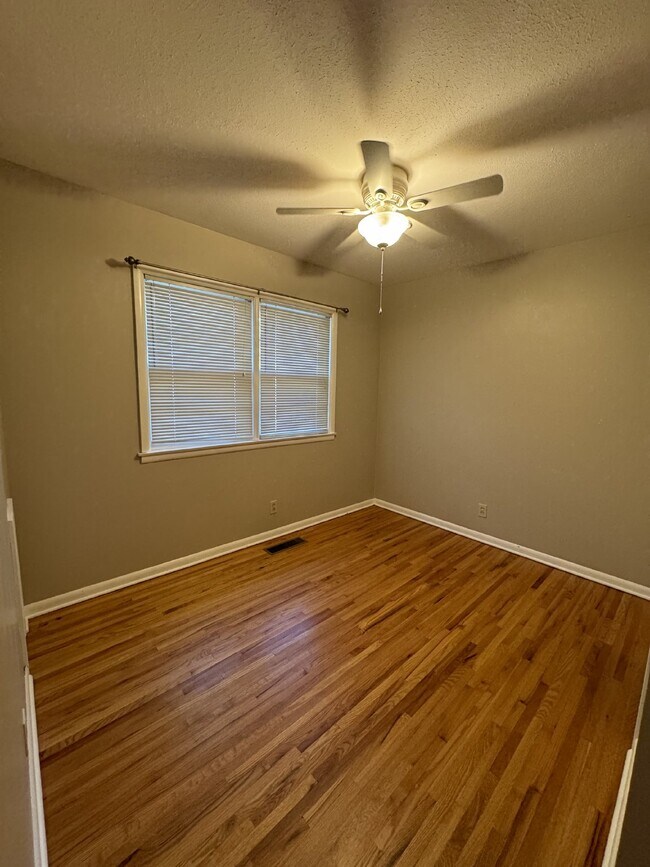 Building Photo - 3 bedroom, 1 bathroom house with partially...