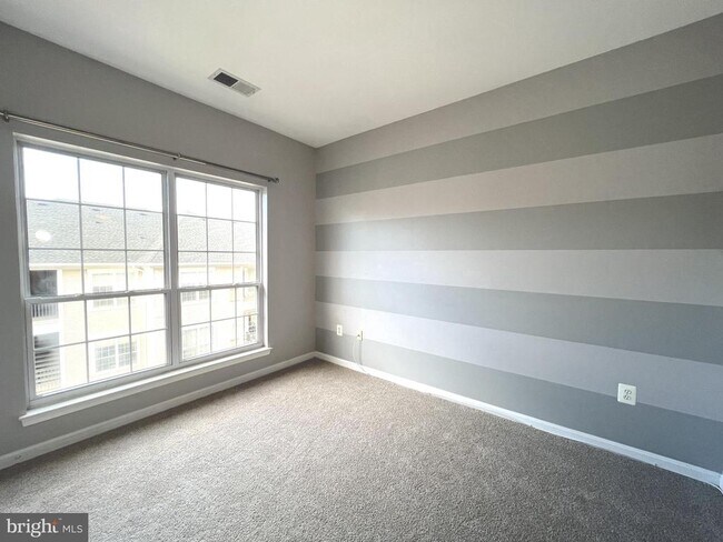 Building Photo - 4852 Eisenhower Ave