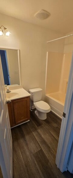 Hall Bathroom - 1729 Coleville Oak Ln