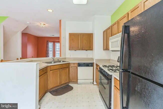 Building Photo - Charming townhouse on Metro bus line, shor...