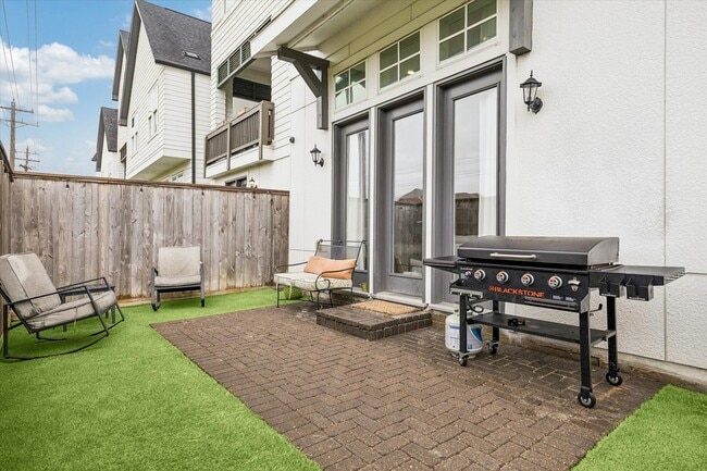 Building Photo - 3302 W 12th St