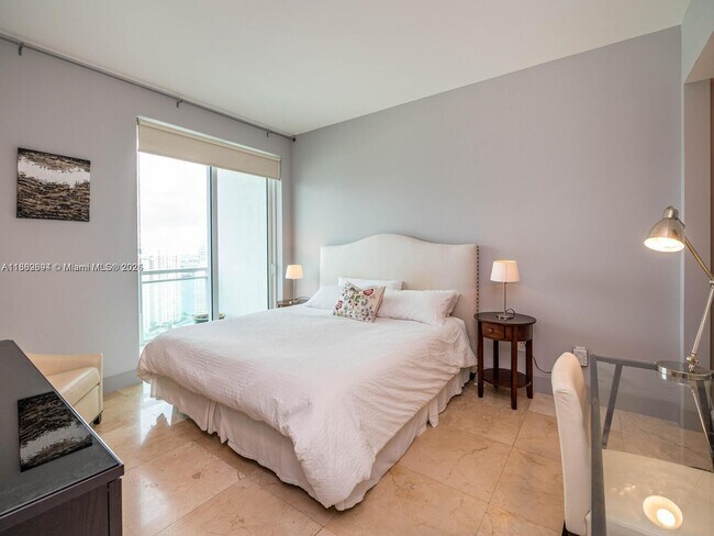 Building Photo - 950 Brickell Bay Dr