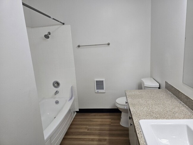 Building Photo - *!*!* Rent Ready Upstairs Pet Friendly 3 B...