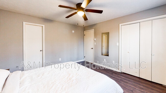 Building Photo - 3120 Greenbriar Dr