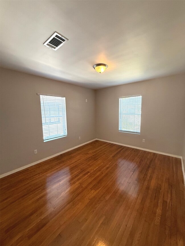 Building Photo - 1915 Binz St