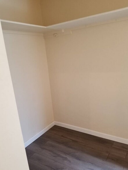 Building Photo - 1827 E 9th St