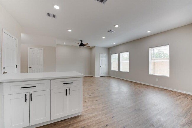 Building Photo - 8202 Homewood Ln