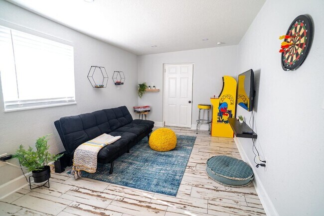 Building Photo - Chic & Stylish  Central location