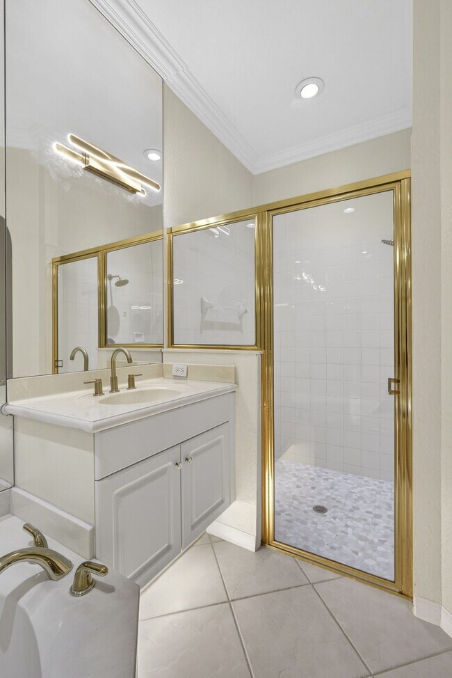 Building Photo - Beautiful & Spacious 3 Bedroom and 2 Bathroom with 2 Car garage and covered patio Home in West Pa...