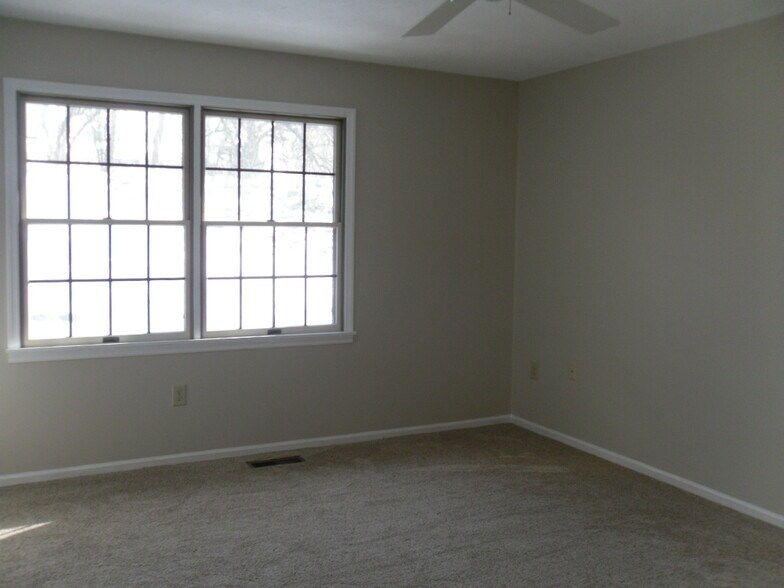 Building Photo - 1130 Cymar Dr E