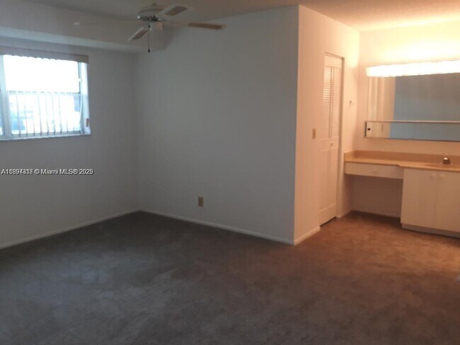 Building Photo - 147 Lake Carol Dr