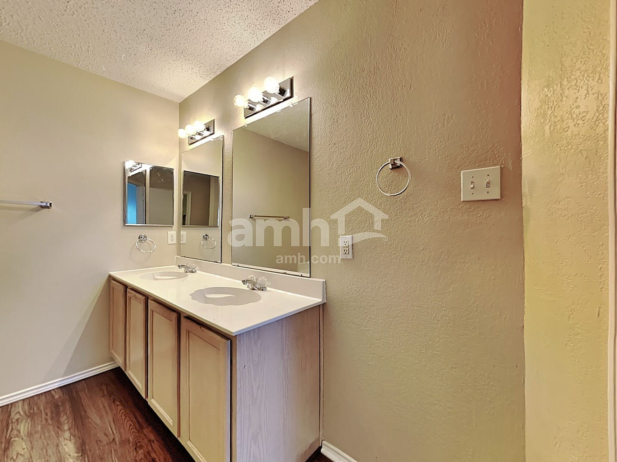 Building Photo - 3004 Cesareo Dr