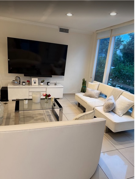 Living room - 248 S Doheny Dr