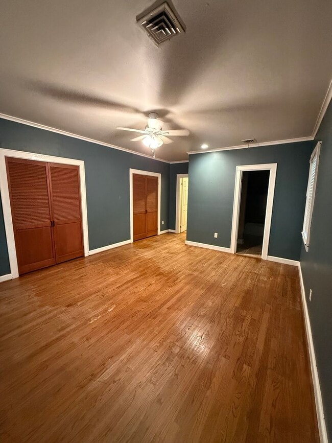 Building Photo - Charming South Highlands Home with Multiple Living Areas