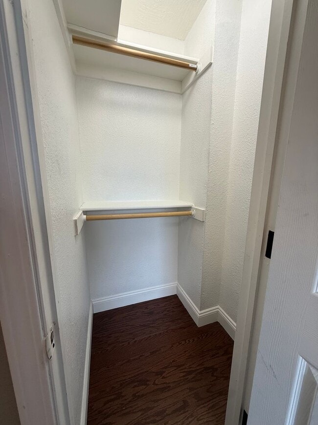 Building Photo - Spacious 3 Bedroom 2 Bathroom Home Available NOW!