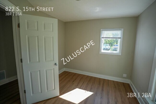 Building Photo - 822 S 15th St