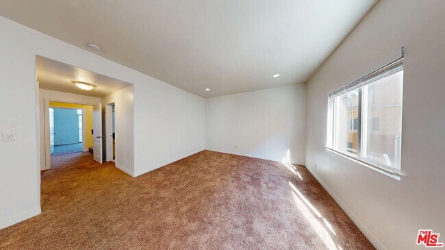 Building Photo - 11622 Oxnard St