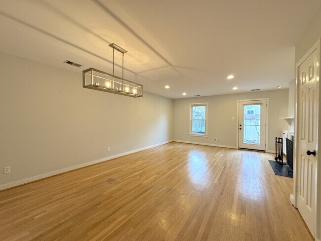 Building Photo - Premier Del Ray Townhome: Steps from The Avenue